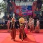 Peserta Fashion Show Gebyar Kepariwisataan dan Ekonomi Kreatif Kabupaten Bekasi tampil mengenakan busana bernuansa budaya Nusantara di atas catwalk. Kegiatan tersebut menjadi ajang memperkenalkan kekayaan budaya dan kreativitas lokal Kabupaten Bekasi.
