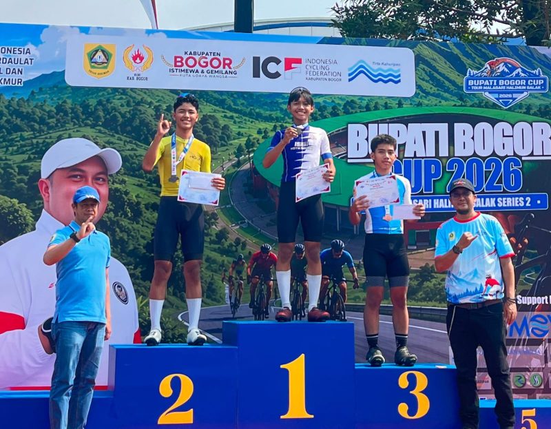 Atlet balap sepeda Kota Bekasi, Dharmawan Bekti, berhasil meraih podium pertama nomor Criterium Men Youth Jawa Barat pada Bupati Bogor Cup 2026 di Pakansari, Bogor, Sabtu (8/8/2026).