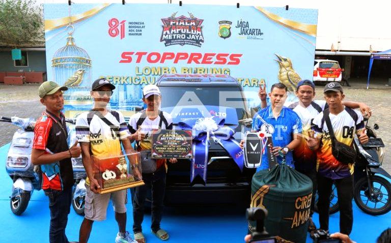 Ratusan penghobi burung kicau mengikuti Kapolda Metro Jaya Cup 2026 di Lapangan Mall Balekota Arena Tangerang, Kota Tangerang, Minggu (9/8/2026). Ajang tersebut memperebutkan sejumlah hadiah, termasuk mobil listrik VF3 untuk juara pertama kelas Best of the Best.