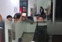 Di tengah proses pemeriksaan tersangka, sekitar pukul 18.00 WIB, seorang anggota DPRD Kabupaten Bekasi terlihat datang ke lingkungan Kejaksaan Negeri Kabupaten Bekasi.