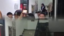 Di tengah proses pemeriksaan tersangka, sekitar pukul 18.00 WIB, seorang anggota DPRD Kabupaten Bekasi terlihat datang ke lingkungan Kejaksaan Negeri Kabupaten Bekasi.