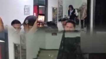 Di tengah proses pemeriksaan tersangka, sekitar pukul 18.00 WIB, seorang anggota DPRD Kabupaten Bekasi terlihat datang ke lingkungan Kejaksaan Negeri Kabupaten Bekasi.