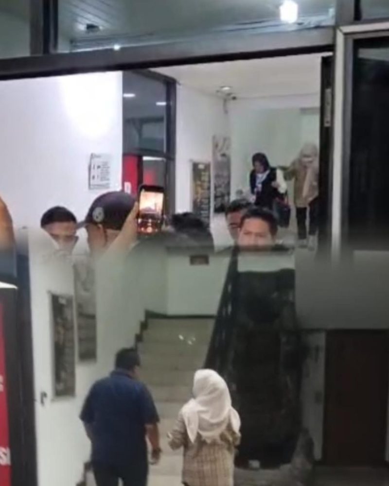 Di tengah proses pemeriksaan tersangka, sekitar pukul 18.00 WIB, seorang anggota DPRD Kabupaten Bekasi terlihat datang ke lingkungan Kejaksaan Negeri Kabupaten Bekasi.