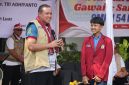 Wali Kota Bekasi Tri Adhianto berbincang dengan salah satu siswa SMPN 54 Kota Bekasi dalam kegiatan bakti sosial pemeriksaan kesehatan mata dan pembagian 300 kacamata, Selasa (11/8/2026). Kegiatan tersebut digelar Pemkot Bekasi bersama IROPIN untuk mendukung kenyamanan siswa dalam mengikuti proses pembelajaran.