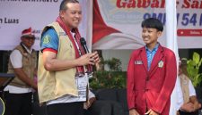 Wali Kota Bekasi Tri Adhianto berbincang dengan salah satu siswa SMPN 54 Kota Bekasi dalam kegiatan bakti sosial pemeriksaan kesehatan mata dan pembagian 300 kacamata, Selasa (11/8/2026). Kegiatan tersebut digelar Pemkot Bekasi bersama IROPIN untuk mendukung kenyamanan siswa dalam mengikuti proses pembelajaran.