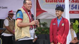 Wali Kota Bekasi Tri Adhianto berbincang dengan salah satu siswa SMPN 54 Kota Bekasi dalam kegiatan bakti sosial pemeriksaan kesehatan mata dan pembagian 300 kacamata, Selasa (11/8/2026). Kegiatan tersebut digelar Pemkot Bekasi bersama IROPIN untuk mendukung kenyamanan siswa dalam mengikuti proses pembelajaran.