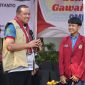 Wali Kota Bekasi Tri Adhianto berbincang dengan salah satu siswa SMPN 54 Kota Bekasi dalam kegiatan bakti sosial pemeriksaan kesehatan mata dan pembagian 300 kacamata, Selasa (11/8/2026). Kegiatan tersebut digelar Pemkot Bekasi bersama IROPIN untuk mendukung kenyamanan siswa dalam mengikuti proses pembelajaran.