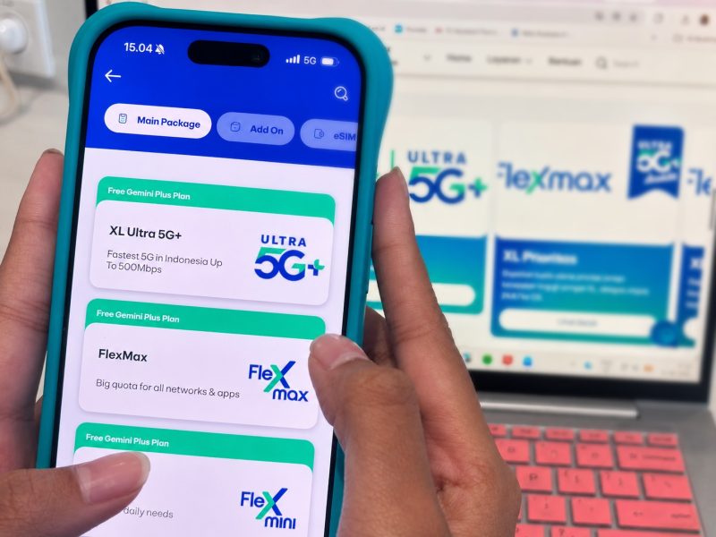 Pelanggan mengakses aplikasi XL melalui smartphone yang menampilkan layanan XL Ultra 5G+ dan paket FlexMax. XLSMART menghadirkan sejumlah promo spesial Kemerdekaan sepanjang Agustus 2026, termasuk bonus kuota 5G untuk pelanggan XL Prepaid.