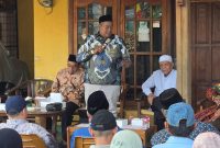 Anggota DPRD Kota Bekasi dari Fraksi PKB, Ahmadi Madong, saat menyampaikan sosialisasi Raperda tentang Pencegahan dan Penanggulangan Perilaku Penyimpangan Seksual dan Perilaku Seksual Berisiko di hadapan warga Kota Bekasi, Kamis (13/8/2026).
