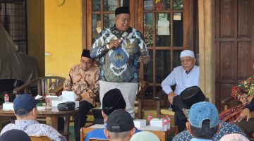 Anggota DPRD Kota Bekasi dari Fraksi PKB, Ahmadi Madong, saat menyampaikan sosialisasi Raperda tentang Pencegahan dan Penanggulangan Perilaku Penyimpangan Seksual dan Perilaku Seksual Berisiko di hadapan warga Kota Bekasi, Kamis (13/8/2026).
