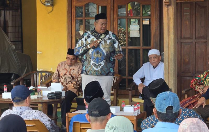 Anggota DPRD Kota Bekasi dari Fraksi PKB, Ahmadi Madong, saat menyampaikan sosialisasi Raperda tentang Pencegahan dan Penanggulangan Perilaku Penyimpangan Seksual dan Perilaku Seksual Berisiko di hadapan warga Kota Bekasi, Kamis (13/8/2026).