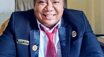 Anggota Komisi IV DPRD Kota Bekasi dari Fraksi PKB, Ahmadi Madong, saat ditemui di ruang kerjanya, Jumat (14/8/2026). Ia menyoroti belum adanya laporan dari Dinas Kesehatan Kota Bekasi terkait tindak lanjut rekomendasi DPRD mengenai kasus obat kedaluwarsa.