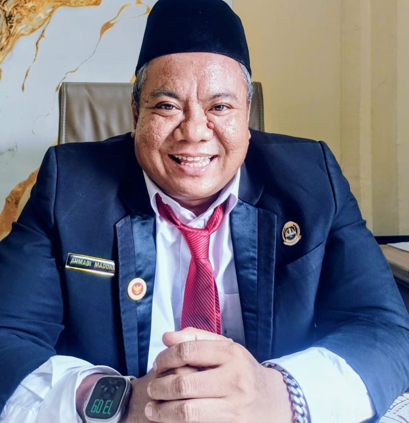 Anggota Komisi IV DPRD Kota Bekasi dari Fraksi PKB, Ahmadi Madong, saat ditemui di ruang kerjanya, Jumat (14/8/2026). Ia menyoroti belum adanya laporan dari Dinas Kesehatan Kota Bekasi terkait tindak lanjut rekomendasi DPRD mengenai kasus obat kedaluwarsa.