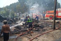 Petugas Damkar Kabupaten Bekasi melakukan pendinginan di lokasi kebakaran limbah bekas di Jalan Rawa Banteng, Desa Mekarwangi, Kecamatan Cikarang Barat, Jumat (14/8/2026). Api berhasil ditangani setelah dua unit mobil pemadam dikerahkan ke lokasi.