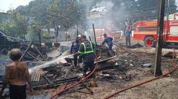 Petugas Damkar Kabupaten Bekasi melakukan pendinginan di lokasi kebakaran limbah bekas di Jalan Rawa Banteng, Desa Mekarwangi, Kecamatan Cikarang Barat, Jumat (14/8/2026). Api berhasil ditangani setelah dua unit mobil pemadam dikerahkan ke lokasi.