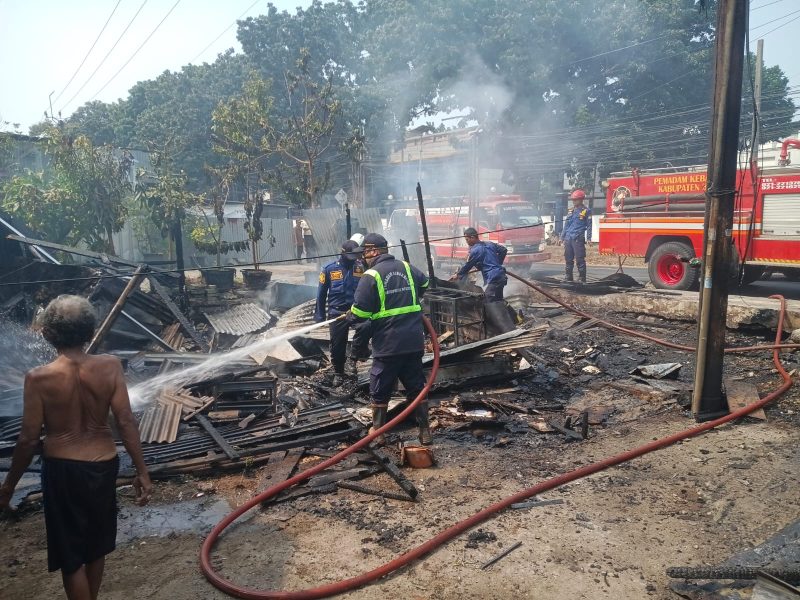 Petugas Damkar Kabupaten Bekasi melakukan pendinginan di lokasi kebakaran limbah bekas di Jalan Rawa Banteng, Desa Mekarwangi, Kecamatan Cikarang Barat, Jumat (14/8/2026). Api berhasil ditangani setelah dua unit mobil pemadam dikerahkan ke lokasi.
