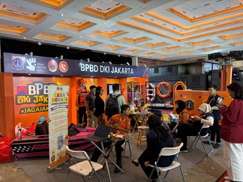 Pengunjung melihat berbagai peralatan penanggulangan bencana yang dipamerkan di stan BPBD DKI Jakarta dalam ajang EDRR Indonesia 2026 di JIExpo Kemayoran, Jakarta. Pameran ini menampilkan beragam perlengkapan dan teknologi untuk mendukung kesiapsiagaan serta respons menghadapi bencana.