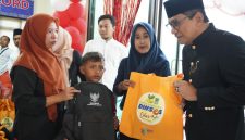 Kepala Dinas Sosial Kabupaten Bekasi, dr. Alamsyah, menyerahkan bantuan kepada salah satu peserta sunatan massal dalam rangkaian peringatan Hari Jadi Kabupaten Bekasi ke-76 di Poliklinik Pemda Kabupaten Bekasi, Sabtu (15/8/2026).