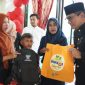 Kepala Dinas Sosial Kabupaten Bekasi, dr. Alamsyah, menyerahkan bantuan kepada salah satu peserta sunatan massal dalam rangkaian peringatan Hari Jadi Kabupaten Bekasi ke-76 di Poliklinik Pemda Kabupaten Bekasi, Sabtu (15/8/2026).