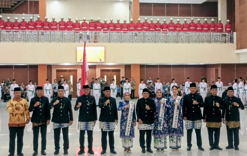 Pengukuhan Paskibraka Kabupaten Bekasi dilakukan Pelaksana Tugas (Plt) Bupati Bekasi Dr. Asep Surya Atmaja di Gedung Wibawa Mukti, Cikarang Pusat, Sabtu (15/8/2026).