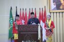 Plt. Bupati Bekasi Asep Surya Atmaja menyampaikan sambutan dalam sebuah acara di Kabupaten Bekasi, didampingi pasangan Abang dan Mpok Kabupaten Bekasi. (Sabtu, 15 Agustus 2026).