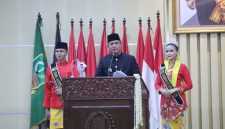 Plt. Bupati Bekasi Asep Surya Atmaja menyampaikan sambutan dalam sebuah acara di Kabupaten Bekasi, didampingi pasangan Abang dan Mpok Kabupaten Bekasi. (Sabtu, 15 Agustus 2026).