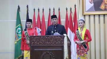 Plt. Bupati Bekasi Asep Surya Atmaja menyampaikan sambutan dalam sebuah acara di Kabupaten Bekasi, didampingi pasangan Abang dan Mpok Kabupaten Bekasi. (Sabtu, 15 Agustus 2026).