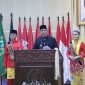 Plt. Bupati Bekasi Asep Surya Atmaja menyampaikan sambutan dalam sebuah acara di Kabupaten Bekasi, didampingi pasangan Abang dan Mpok Kabupaten Bekasi. (Sabtu, 15 Agustus 2026).