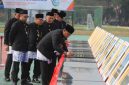 Plt Bupati Bekasi Asep Surya Atmaja menandatangani prasasti 15 proyek pembangunan Kabupaten Bekasi dalam rangka Hari Jadi ke-76 Kabupaten Bekasi di Plaza Pemkab Bekasi, Cikarang Pusat, Sabtu (15/8/2026).