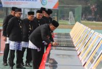 Plt Bupati Bekasi Asep Surya Atmaja menandatangani prasasti 15 proyek pembangunan Kabupaten Bekasi dalam rangka Hari Jadi ke-76 Kabupaten Bekasi di Plaza Pemkab Bekasi, Cikarang Pusat, Sabtu (15/8/2026).