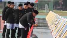 Plt Bupati Bekasi Asep Surya Atmaja menandatangani prasasti 15 proyek pembangunan Kabupaten Bekasi dalam rangka Hari Jadi ke-76 Kabupaten Bekasi di Plaza Pemkab Bekasi, Cikarang Pusat, Sabtu (15/8/2026).