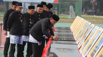 Plt Bupati Bekasi Asep Surya Atmaja menandatangani prasasti 15 proyek pembangunan Kabupaten Bekasi dalam rangka Hari Jadi ke-76 Kabupaten Bekasi di Plaza Pemkab Bekasi, Cikarang Pusat, Sabtu (15/8/2026).