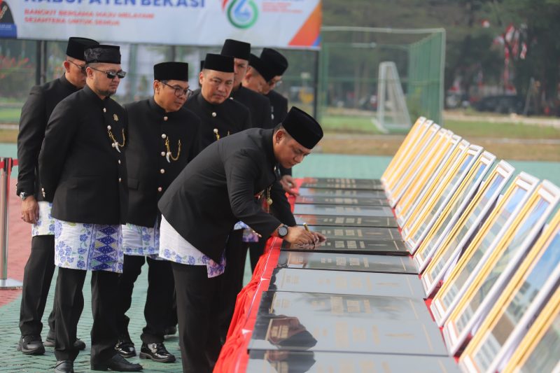 Plt Bupati Bekasi Asep Surya Atmaja menandatangani prasasti 15 proyek pembangunan Kabupaten Bekasi dalam rangka Hari Jadi ke-76 Kabupaten Bekasi di Plaza Pemkab Bekasi, Cikarang Pusat, Sabtu (15/8/2026).