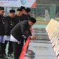 Plt Bupati Bekasi Asep Surya Atmaja menandatangani prasasti 15 proyek pembangunan Kabupaten Bekasi dalam rangka Hari Jadi ke-76 Kabupaten Bekasi di Plaza Pemkab Bekasi, Cikarang Pusat, Sabtu (15/8/2026).
