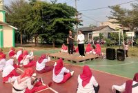 Kepala Desa Muktiwari Bahrudin, SE, bersama Anggota DPRD Kabupaten Bekasi Fraksi PDI Perjuangan Jiovanno Nahampun, SH, menyapa dan berdialog dengan warga dalam kegiatan di Desa Muktiwari, Kabupaten Bekasi, Minggu (16/8/2026).
