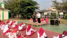 Kepala Desa Muktiwari Bahrudin, SE, bersama Anggota DPRD Kabupaten Bekasi Fraksi PDI Perjuangan Jiovanno Nahampun, SH, menyapa dan berdialog dengan warga dalam kegiatan di Desa Muktiwari, Kabupaten Bekasi, Minggu (16/8/2026).
