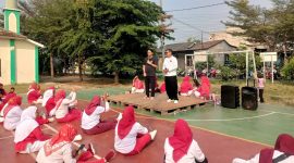Kepala Desa Muktiwari Bahrudin, SE, bersama Anggota DPRD Kabupaten Bekasi Fraksi PDI Perjuangan Jiovanno Nahampun, SH, menyapa dan berdialog dengan warga dalam kegiatan di Desa Muktiwari, Kabupaten Bekasi, Minggu (16/8/2026).