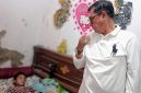 Keterangan foto: Kepala Desa Muktiwari Bahrudin menjenguk seorang anak warga yang sedang sakit di Perumahan Bumi Sakinah 4, Desa Muktiwari, Kecamatan Cibitung, Kabupaten Bekasi. Kunjungan tersebut menjadi bentuk kepedulian pemerintah desa terhadap kondisi warganya.