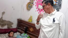 Keterangan foto: Kepala Desa Muktiwari Bahrudin menjenguk seorang anak warga yang sedang sakit di Perumahan Bumi Sakinah 4, Desa Muktiwari, Kecamatan Cibitung, Kabupaten Bekasi. Kunjungan tersebut menjadi bentuk kepedulian pemerintah desa terhadap kondisi warganya.