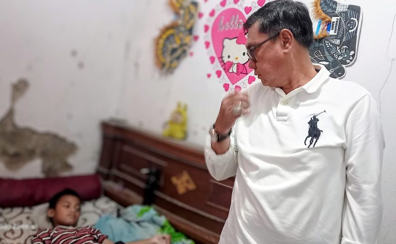 Keterangan foto: Kepala Desa Muktiwari Bahrudin menjenguk seorang anak warga yang sedang sakit di Perumahan Bumi Sakinah 4, Desa Muktiwari, Kecamatan Cibitung, Kabupaten Bekasi. Kunjungan tersebut menjadi bentuk kepedulian pemerintah desa terhadap kondisi warganya.