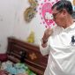 Keterangan foto: Kepala Desa Muktiwari Bahrudin menjenguk seorang anak warga yang sedang sakit di Perumahan Bumi Sakinah 4, Desa Muktiwari, Kecamatan Cibitung, Kabupaten Bekasi. Kunjungan tersebut menjadi bentuk kepedulian pemerintah desa terhadap kondisi warganya.