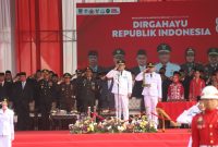 Keterangan foto: Plt. Bupati Bekasi Asep Surya Atmaja memimpin upacara peringatan HUT ke-81 Kemerdekaan Republik Indonesia di Kompleks Pemerintah Kabupaten Bekasi, Senin (17/8/2026). Upacara berlangsung khidmat dan diikuti jajaran pemerintah daerah serta unsur TNI, Polri, dan tamu undangan.