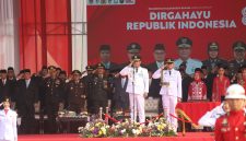 Keterangan foto: Plt. Bupati Bekasi Asep Surya Atmaja memimpin upacara peringatan HUT ke-81 Kemerdekaan Republik Indonesia di Kompleks Pemerintah Kabupaten Bekasi, Senin (17/8/2026). Upacara berlangsung khidmat dan diikuti jajaran pemerintah daerah serta unsur TNI, Polri, dan tamu undangan.