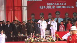 Keterangan foto: Plt. Bupati Bekasi Asep Surya Atmaja memimpin upacara peringatan HUT ke-81 Kemerdekaan Republik Indonesia di Kompleks Pemerintah Kabupaten Bekasi, Senin (17/8/2026). Upacara berlangsung khidmat dan diikuti jajaran pemerintah daerah serta unsur TNI, Polri, dan tamu undangan.