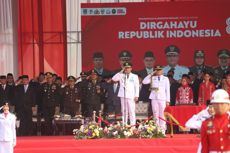 Keterangan foto: Plt. Bupati Bekasi Asep Surya Atmaja memimpin upacara peringatan HUT ke-81 Kemerdekaan Republik Indonesia di Kompleks Pemerintah Kabupaten Bekasi, Senin (17/8/2026). Upacara berlangsung khidmat dan diikuti jajaran pemerintah daerah serta unsur TNI, Polri, dan tamu undangan.