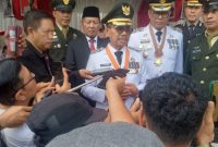 Wali Kota Tangerang Sachrudin memberikan keterangan kepada awak media usai memimpin upacara HUT ke-81 Kemerdekaan RI di Lapangan Ahmad Yani, Kelurahan Sukarasa, Kecamatan Tangerang, Senin (17/8/2026). Sachrudin menegaskan kemerdekaan harus diwujudkan melalui kehadiran pemerintah dalam meningkatkan kesejahteraan masyarakat.