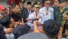 Wali Kota Tangerang Sachrudin memberikan keterangan kepada awak media usai memimpin upacara HUT ke-81 Kemerdekaan RI di Lapangan Ahmad Yani, Kelurahan Sukarasa, Kecamatan Tangerang, Senin (17/8/2026). Sachrudin menegaskan kemerdekaan harus diwujudkan melalui kehadiran pemerintah dalam meningkatkan kesejahteraan masyarakat.