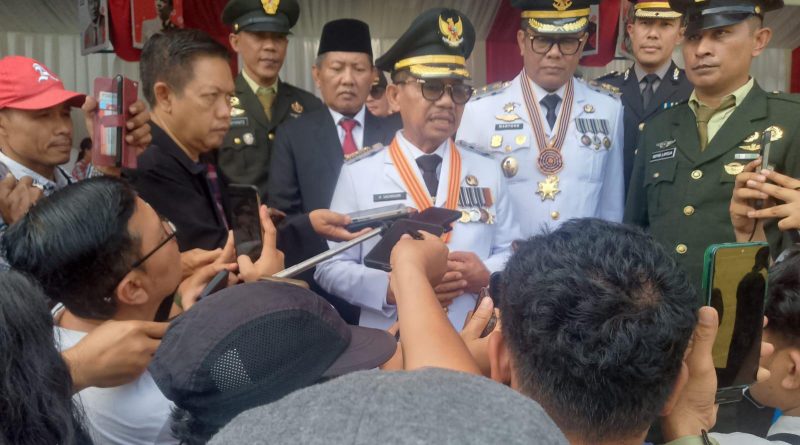 Wali Kota Tangerang Sachrudin memberikan keterangan kepada awak media usai memimpin upacara HUT ke-81 Kemerdekaan RI di Lapangan Ahmad Yani, Kelurahan Sukarasa, Kecamatan Tangerang, Senin (17/8/2026). Sachrudin menegaskan kemerdekaan harus diwujudkan melalui kehadiran pemerintah dalam meningkatkan kesejahteraan masyarakat.