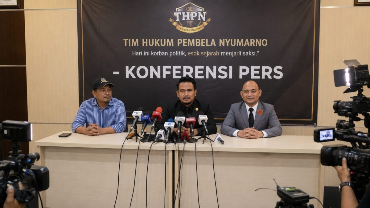 Tim Hukum Pembela Nyumarno menggelar konferensi pers untuk menyampaikan klarifikasi terkait status hukum dan keanggotaan Nyumarno sebagai anggota DPRD Kabupaten Bekasi. Tim hukum menegaskan proses hukum terhadap kliennya masih berjalan dan meminta publik menghormati asas praduga tak bersalah.