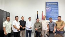 Keterangan foto: Ketua PERPANI Kota Bekasi Sardi Efendi bersama jajaran Universitas Muhammadiyah (UM) Indonesia berfoto usai pertemuan membahas rencana penyediaan lapangan panahan di Kampus UM Indonesia, Kota Bekasi, Rabu (19/8/2026).